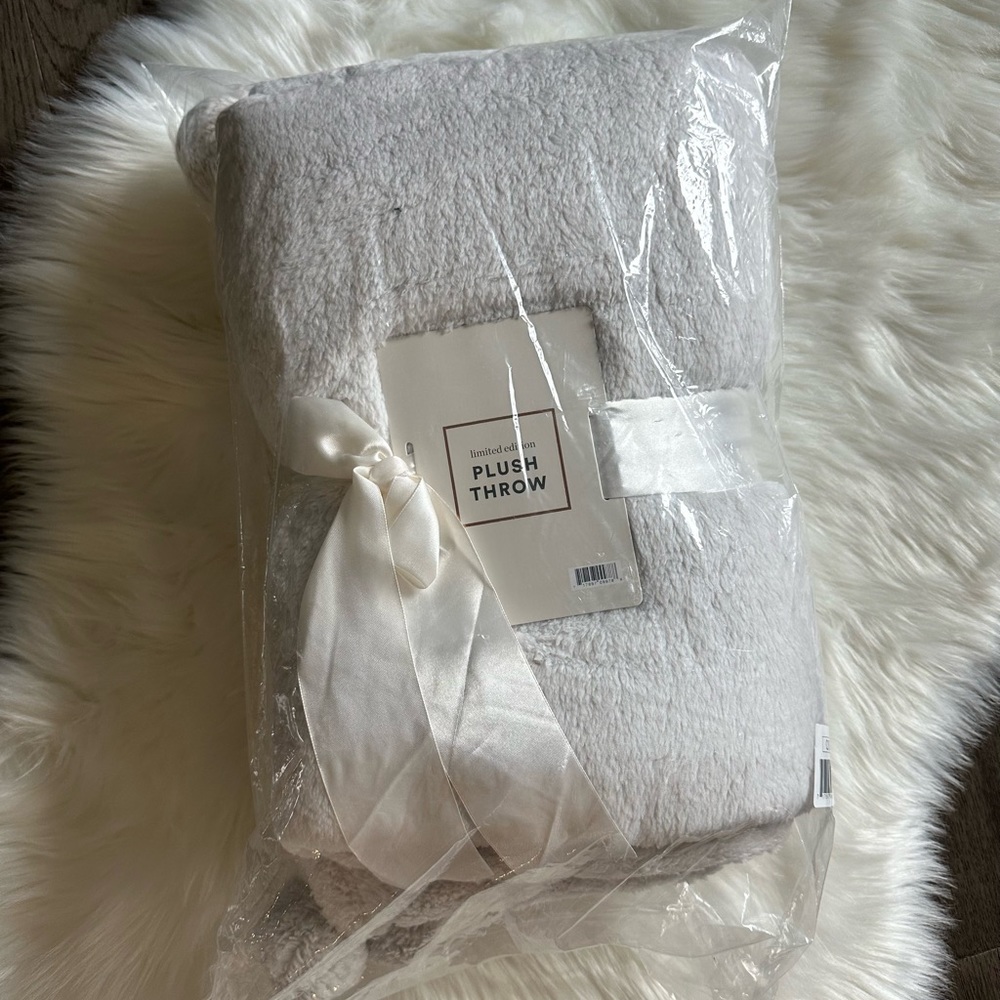 NEW 🖤 Limited Edition Plush Throw